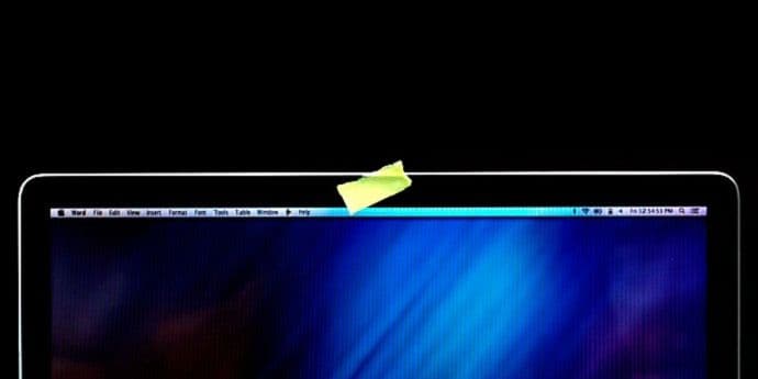 Direktor FBI upozorava: Prekrijte web kameru na kompjuteru Direktor FBI upozorava: Prekrijte web kameru na kompjuteru