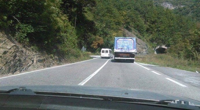 Vozio kombi pun djece, preticao šlepera preko pune linije u krivini Vozio kombi pun djece, preticao šlepera preko pune linije u krivini