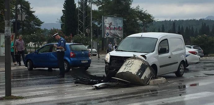 Udes kod Pravnog fakulteta: Raznesen betonski stub Udes kod Pravnog fakulteta: Raznesen betonski stub