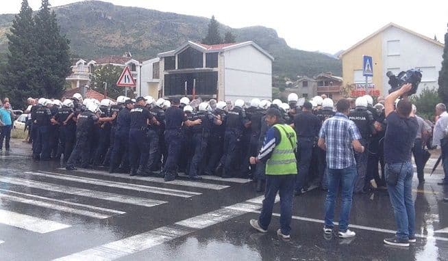 PROTEST ZAVRŠEN: Penzioneri opet izgurani sa magistrale PROTEST ZAVRŠEN: Penzioneri opet izgurani sa magistrale