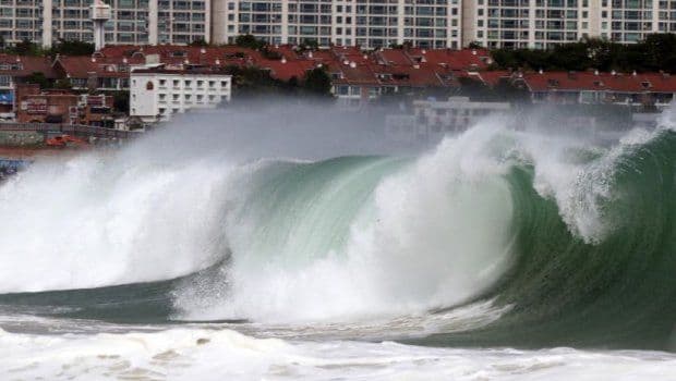 SNAŽAN TAJFUN POGODIO JAPAN: Kreće ka Tokiju, evakuisano 600.000 ljudi (FOTO) SNAŽAN TAJFUN POGODIO JAPAN: Kreće ka Tokiju, evakuisano 600.000 ljudi (FOTO)