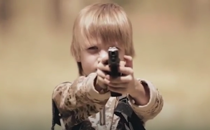 Plavokosi dječak ubija ljude u novom jezivom snimku Islamske države Plavokosi dječak ubija ljude u novom jezivom snimku Islamske države