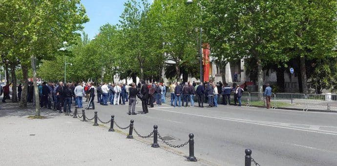 Bivši radnici KAP-a blokirali Cetinjski i put prema Nikšiću Bivši radnici KAP-a blokirali Cetinjski i put prema Nikšiću