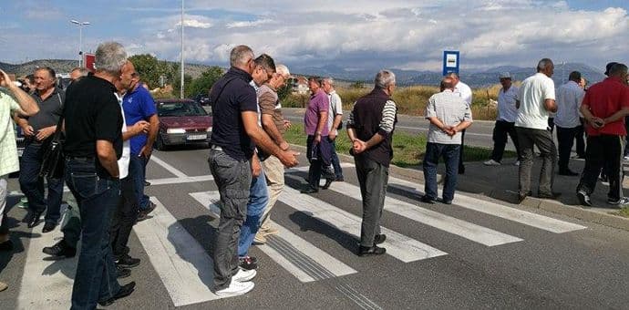 Penzioneri KAP-a blokiraju kružni tok na Zabjelu Penzioneri KAP-a blokiraju kružni tok na Zabjelu
