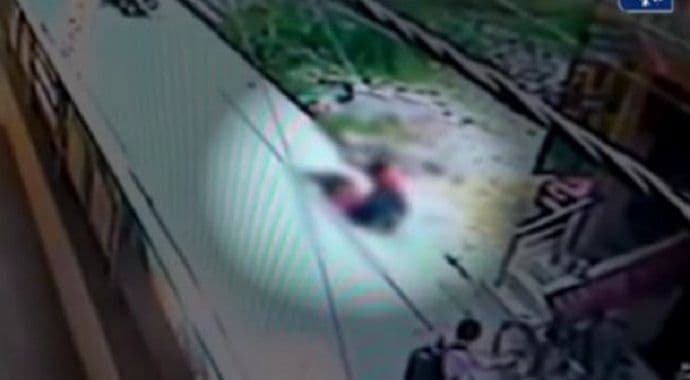 Šokantan video: Izbo djevojku nasred ulice a zatim je dovršio kamenom Šokantan video: Izbo djevojku nasred ulice a zatim je dovršio kamenom