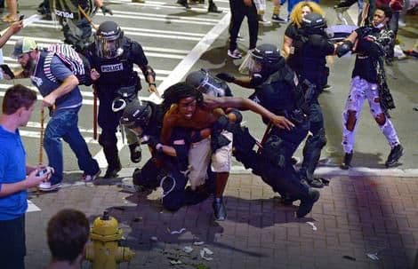 HAOS U ŠARLOTU Ranjeni policajci i demonstranti, proglašeno vanredno stanje HAOS U ŠARLOTU Ranjeni policajci i demonstranti, proglašeno vanredno stanje
