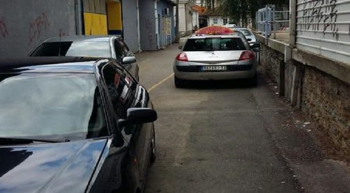 Haustor užasa: Šesnaestogodišnja učenica se čudom spasila od silovatelja Haustor užasa: Šesnaestogodišnja učenica se čudom spasila od silovatelja