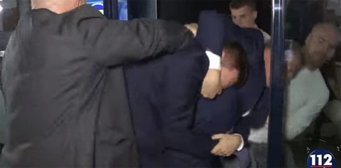 Ovako izgleda "parlamentarni dijalog" van TV studija (VIDEO) Ovako izgleda "parlamentarni dijalog" van TV studija (VIDEO)