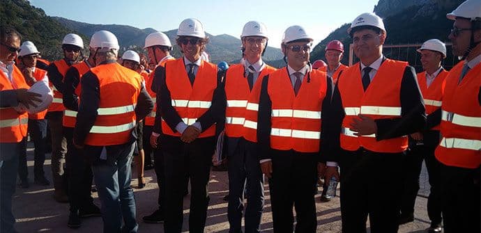 Brajović sa italijanskim privrednicima na gradilištu mosta Moračica Brajović sa italijanskim privrednicima na gradilištu mosta Moračica