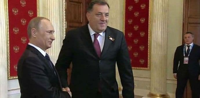 Putin poručio Dodiku da "digne ručnu" Putin poručio Dodiku da "digne ručnu"