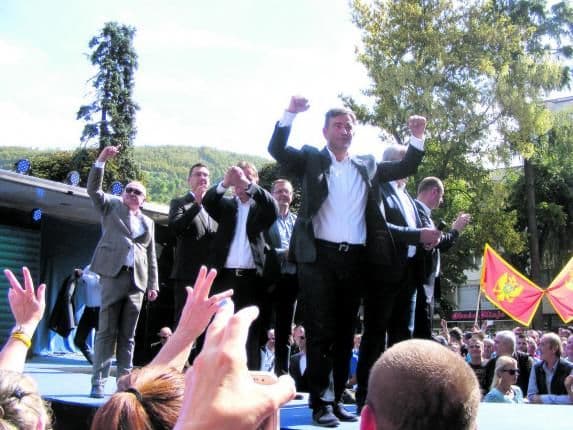 Brane im da dižu tri prsta i pjevaju četničke pjesme Brane im da dižu tri prsta i pjevaju četničke pjesme