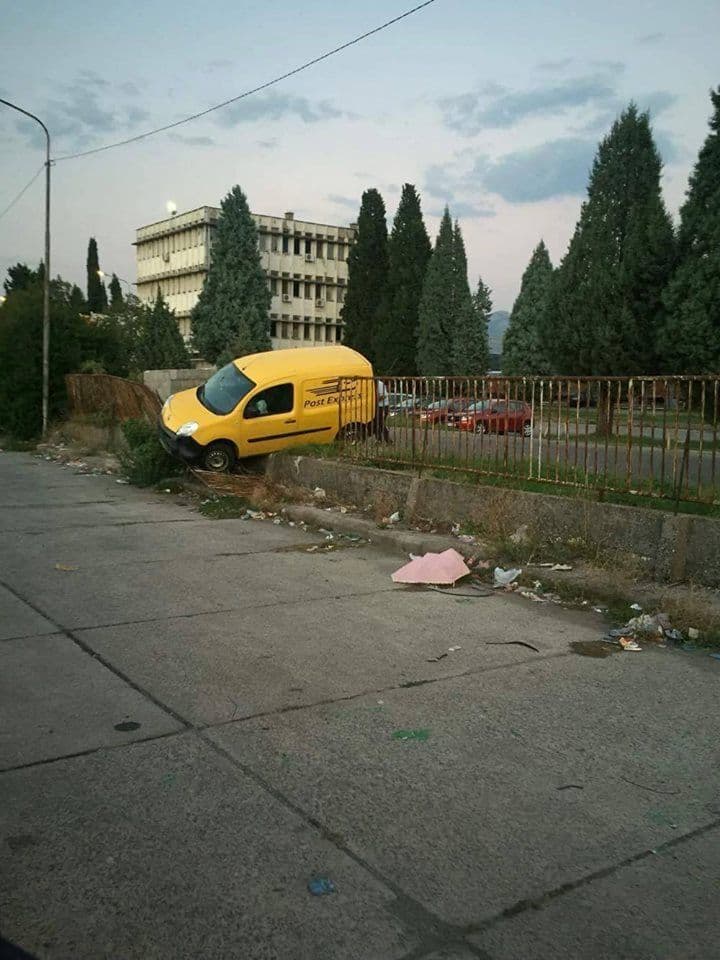 Nesvakidašnji udes kod Željezničke stanice: Kad poštar zakasni Nesvakidašnji udes kod Željezničke stanice: Kad poštar zakasni