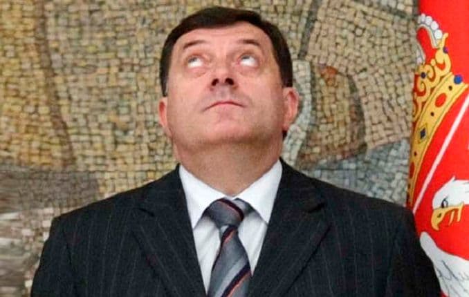 "Komersant": "Dodik u sukobu sa 'svijetom', uvlači i Srbiju i Rusiju" "Komersant": "Dodik u sukobu sa 'svijetom', uvlači i Srbiju i Rusiju"