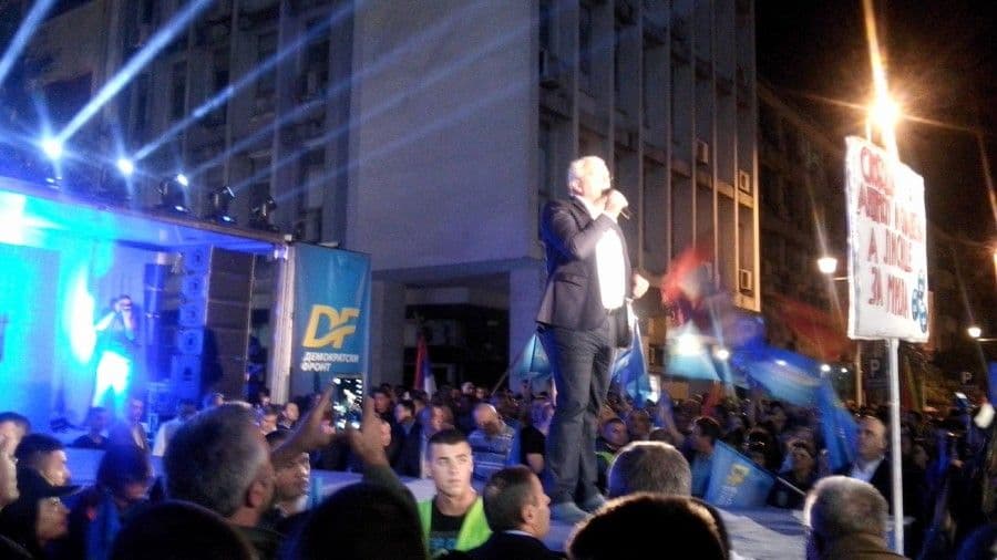 Četničke pjesme i srpske trobojke ključna ikonografija sinoćnjeg skupa Četničke pjesme i srpske trobojke ključna ikonografija sinoćnjeg skupa