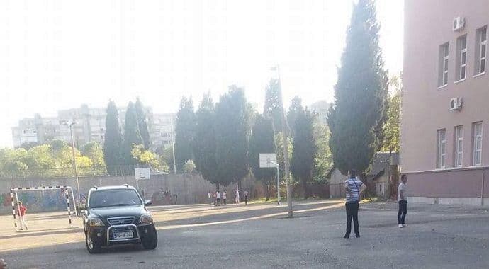 Javnost ogorčena: Autom na sred dječijeg igrališta osnovne škole Javnost ogorčena: Autom na sred dječijeg igrališta osnovne škole