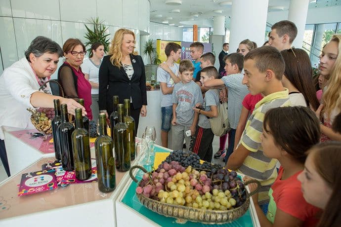 Ministarka Vlahović posjetila izložbe „Naša priroda-naša hrana“ i „Kamen krije znanje” Ministarka Vlahović posjetila izložbe „Naša priroda-naša hrana“ i „Kamen krije znanje”