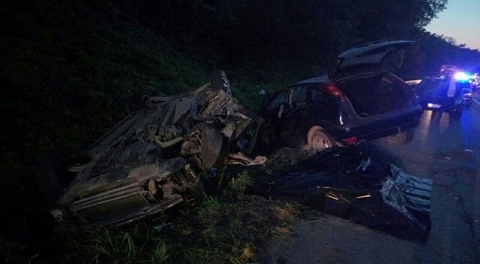 Jeziv sudar na Obrenovačkom putu: Dvije osobe poginule, jedna teže povrijeđena Jeziv sudar na Obrenovačkom putu: Dvije osobe poginule, jedna teže povrijeđena