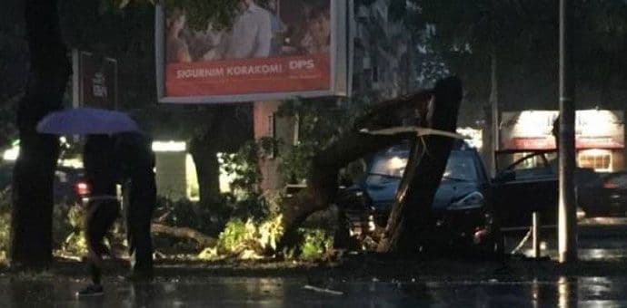 Podgorica: Vozilom naletio na dva pješaka, pa udario u drvo Podgorica: Vozilom naletio na dva pješaka, pa udario u drvo