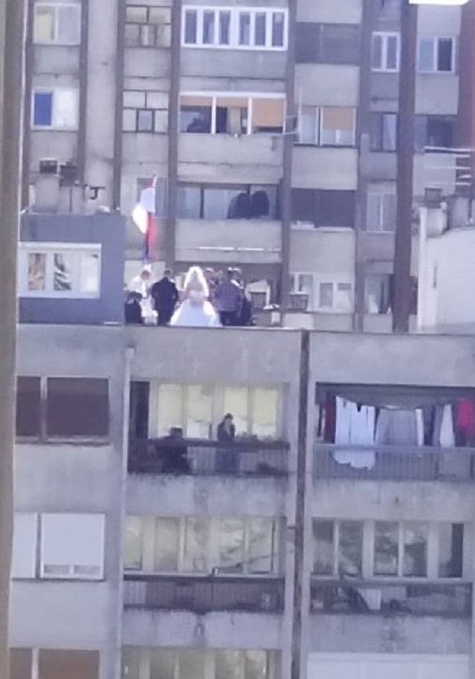 Nikšić: Vjenčanje na krovu zgrade(FOTO) Nikšić: Vjenčanje na krovu zgrade(FOTO)