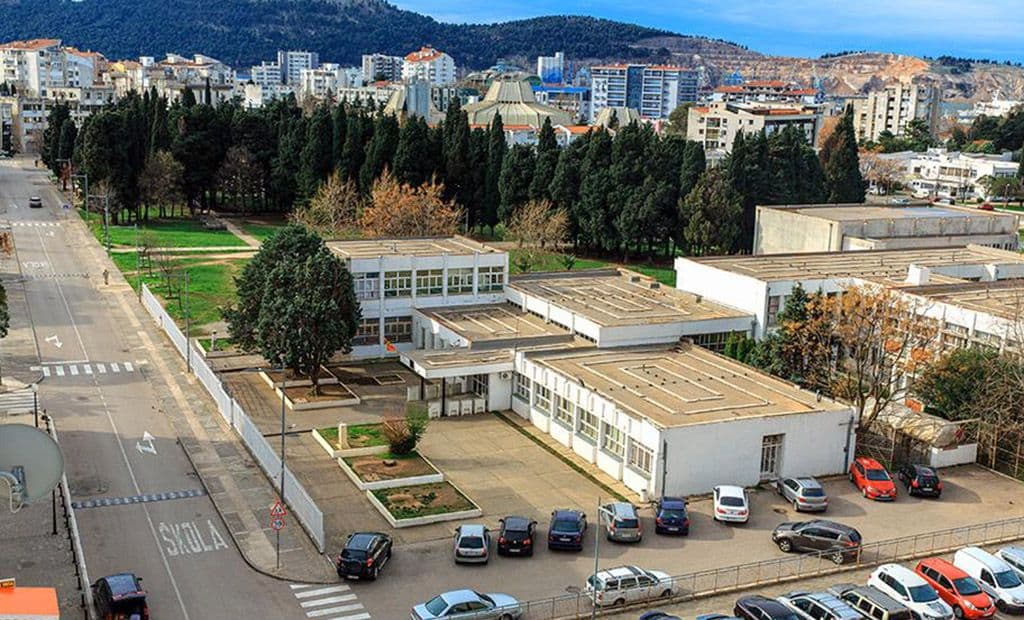 OŠ "Blažo Jokov Orlandić": Policija spriječila sukob maloljetnica OŠ "Blažo Jokov Orlandić": Policija spriječila sukob maloljetnica