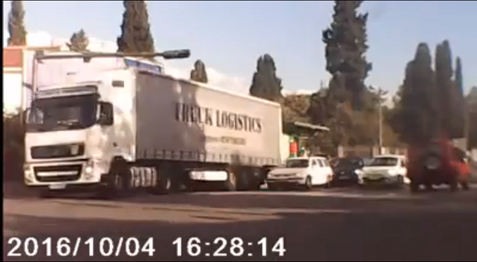 Podgorica: Kamionom iz pogrešne trake velikom brzinom prošao kroz crveno (Video) Podgorica: Kamionom iz pogrešne trake velikom brzinom prošao kroz crveno (Video)