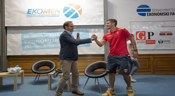 “Standing ovation” doček za najbolje sportiste na Ekonomskom fakultetu “Standing ovation” doček za najbolje sportiste na Ekonomskom fakultetu