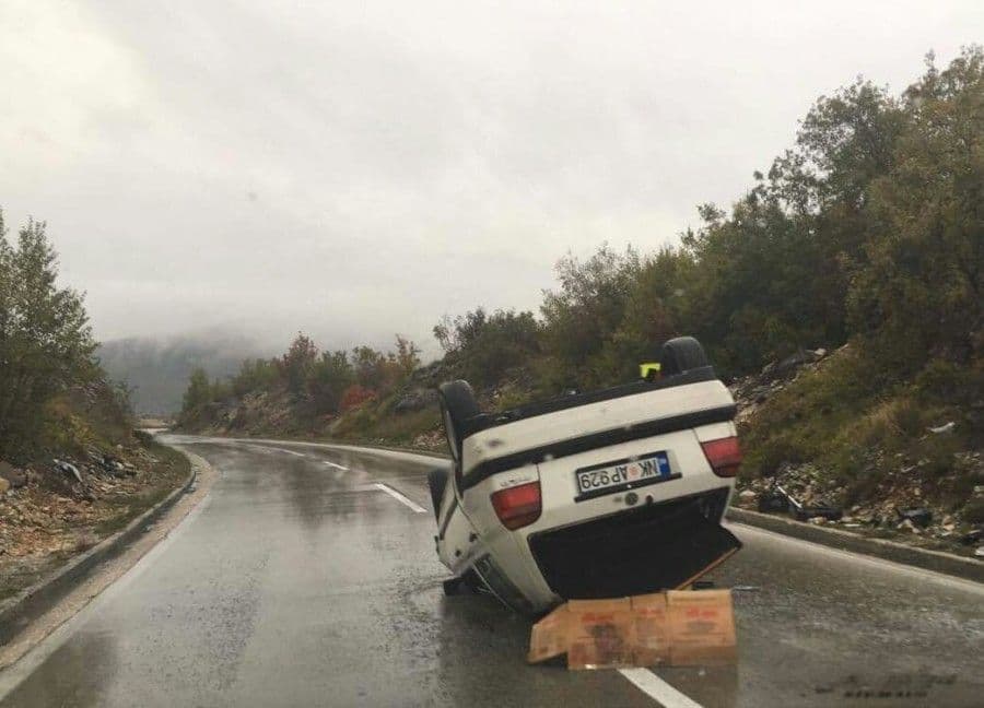 NIKŠIĆ-RISAN: Prevrnuo se "golf", jedna osoba povrijeđena NIKŠIĆ-RISAN: Prevrnuo se "golf", jedna osoba povrijeđena