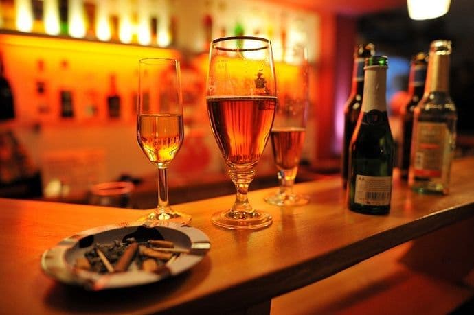 Striptiz za generale - šampanjac platili 400 eura Striptiz za generale - šampanjac platili 400 eura