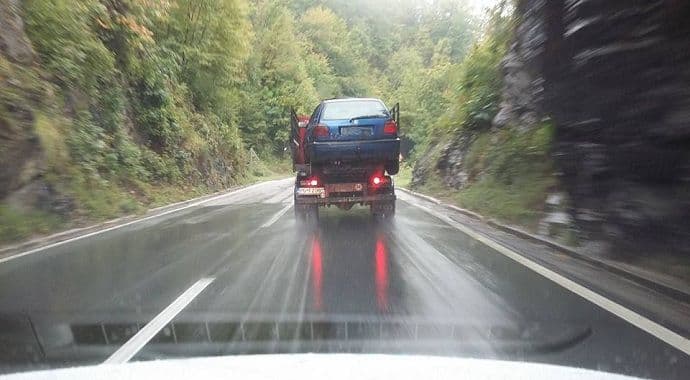 Građani reaguju: Preticao kolonu kamionom iz kojeg viri pola automobila! Građani reaguju: Preticao kolonu kamionom iz kojeg viri pola automobila!