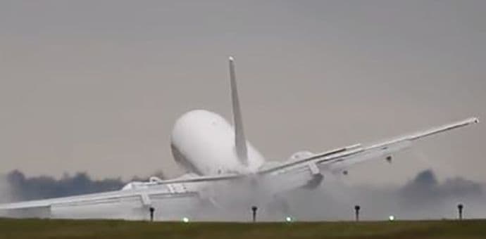 ZASTRAŠUJUĆE SLIJETANJE U PRAGU: Pilot fantastičnim manevrom izbjegao katastrofu ZASTRAŠUJUĆE SLIJETANJE U PRAGU: Pilot fantastičnim manevrom izbjegao katastrofu