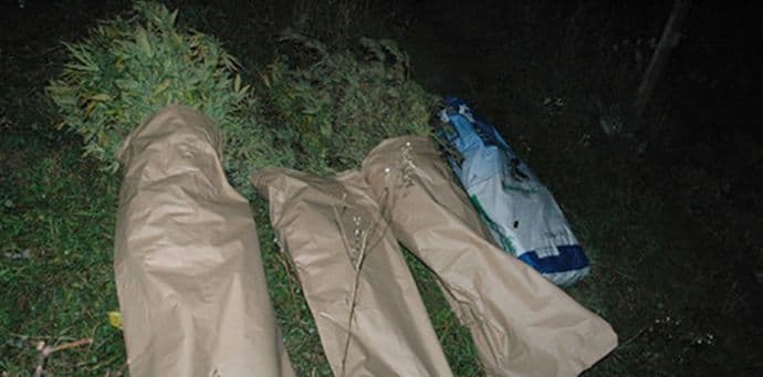 FILMSKA POTJERA U ARILJU: Uhapšene dvije osobe, policija juri aktere pucnjave FILMSKA POTJERA U ARILJU: Uhapšene dvije osobe, policija juri aktere pucnjave