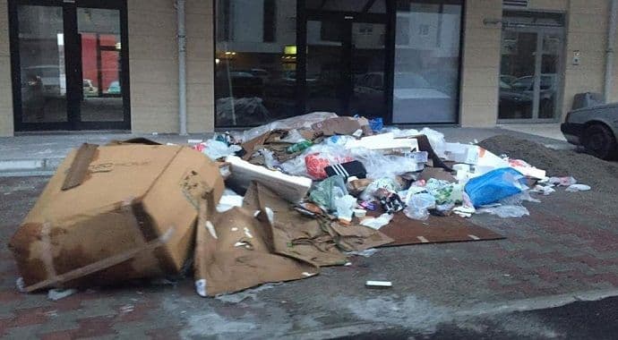 Kvart na glasu, smeće pod terasom Kvart na glasu, smeće pod terasom