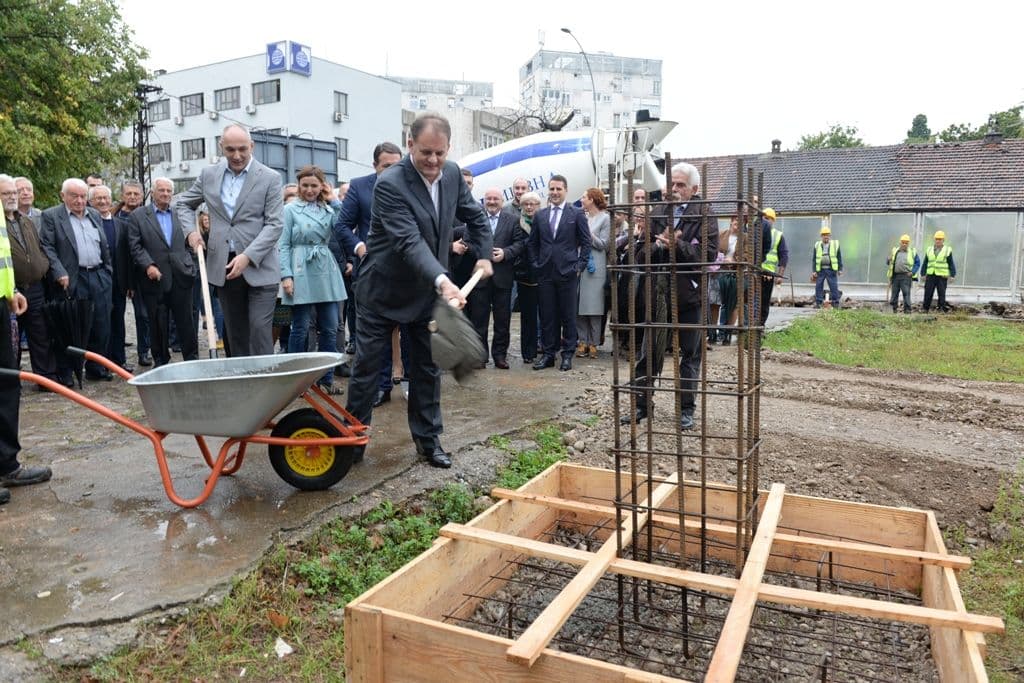 VIDEO, FOTO: Stijepović položio kamen temeljac za Gradsko pozorište VIDEO, FOTO: Stijepović položio kamen temeljac za Gradsko pozorište