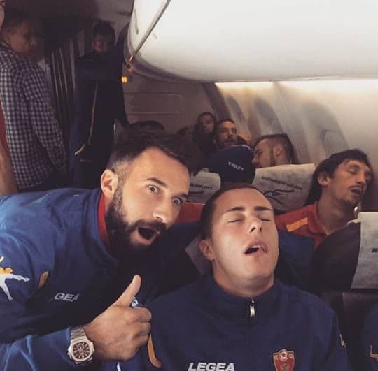 Vučinić i “komirani” reprezentativci u avionu (FOTO) Vučinić i “komirani” reprezentativci u avionu (FOTO)