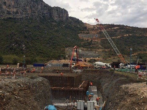 Đukanović posjetio gradilište “Moračice”: U toku betoniranje treće stope mosta (FOTO, VIDEO) Đukanović posjetio gradilište “Moračice”: U toku betoniranje treće stope mosta (FOTO, VIDEO)