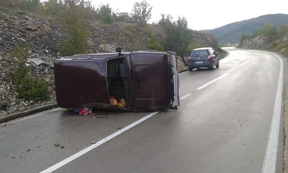 Serija udesa bez kraja: Kod Vilusa se prevrnuo automobil Serija udesa bez kraja: Kod Vilusa se prevrnuo automobil