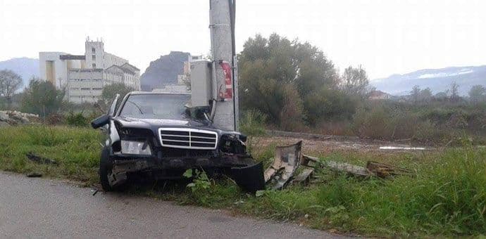 Spuž: Automobil udario u stub rasvjete, jedna osoba povrijeđena Spuž: Automobil udario u stub rasvjete, jedna osoba povrijeđena