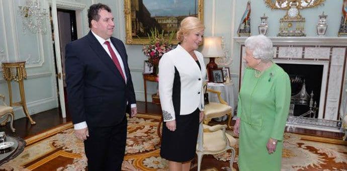 Grabar-Kitarović izbrisala muža sa fotografije s kraljicom Elizabetom Grabar-Kitarović izbrisala muža sa fotografije s kraljicom Elizabetom