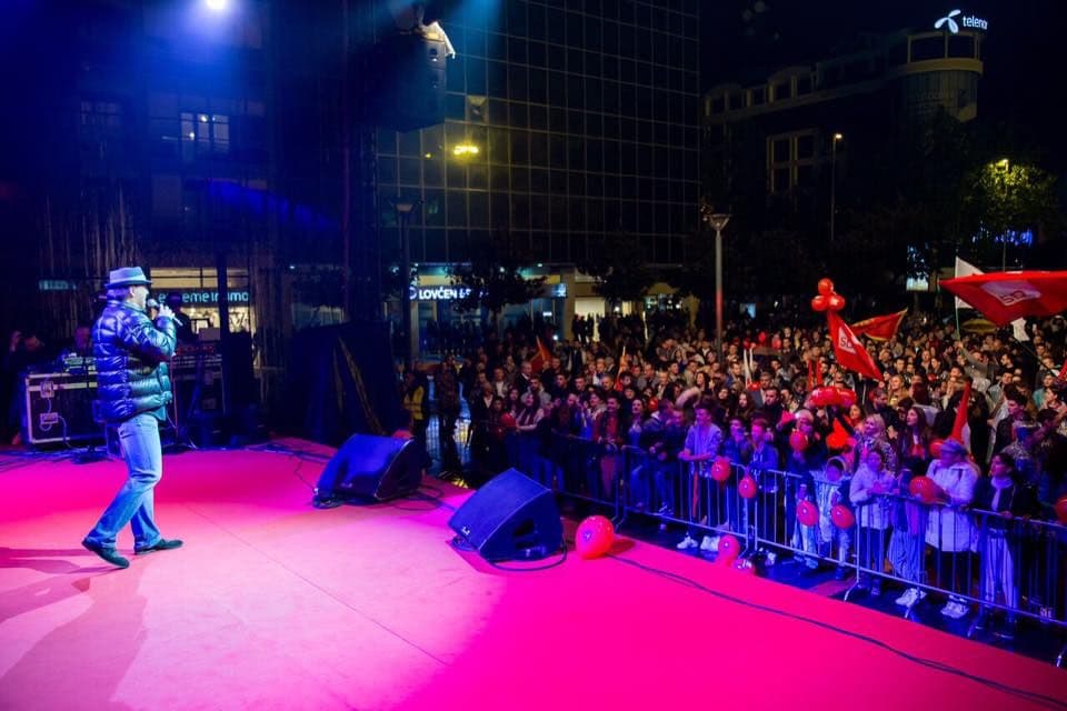 VIDEO: Pogledajte kako je sinoć bilo na koncertu Harisa Džinovića VIDEO: Pogledajte kako je sinoć bilo na koncertu Harisa Džinovića