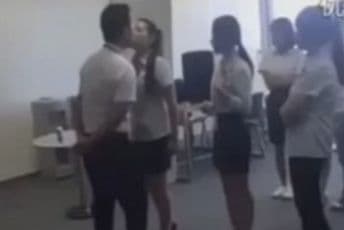 Skandalozan kolegijum: Šef prisilio radnice da ga svakog jutra poljube u usta