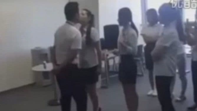 Skandalozan kolegijum: Šef prisilio radnice da ga svakog jutra poljube u usta Skandalozan kolegijum: Šef prisilio radnice da ga svakog jutra poljube u usta