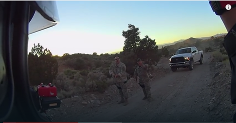 VIDEO: Ovako su prošli motoristi koji su pokušali da uđu u misterioznu "Oblast 51" VIDEO: Ovako su prošli motoristi koji su pokušali da uđu u misterioznu "Oblast 51"