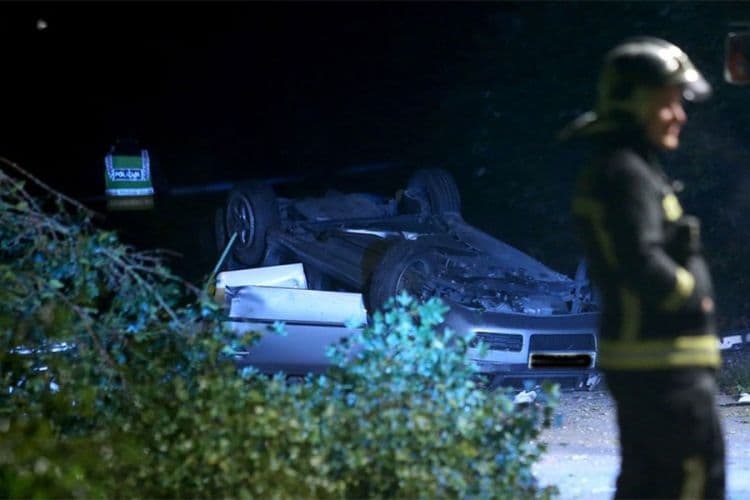 Zagreb: Automobilom sletio s puta, dvoje poginulih Zagreb: Automobilom sletio s puta, dvoje poginulih