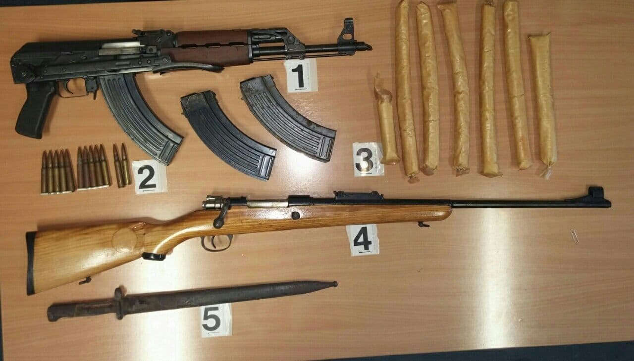 Policija od Mirkovića oduzela arsenal oružja (FOTO) Policija od Mirkovića oduzela arsenal oružja (FOTO)