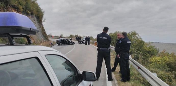 MOSTAR: Dvoje poginulih u direktnom sudaru automobila CG i BiH tablica MOSTAR: Dvoje poginulih u direktnom sudaru automobila CG i BiH tablica