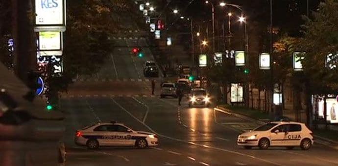 Drama ispred Vlade Srbije: Muškarac htio da se raznese bombom Drama ispred Vlade Srbije: Muškarac htio da se raznese bombom