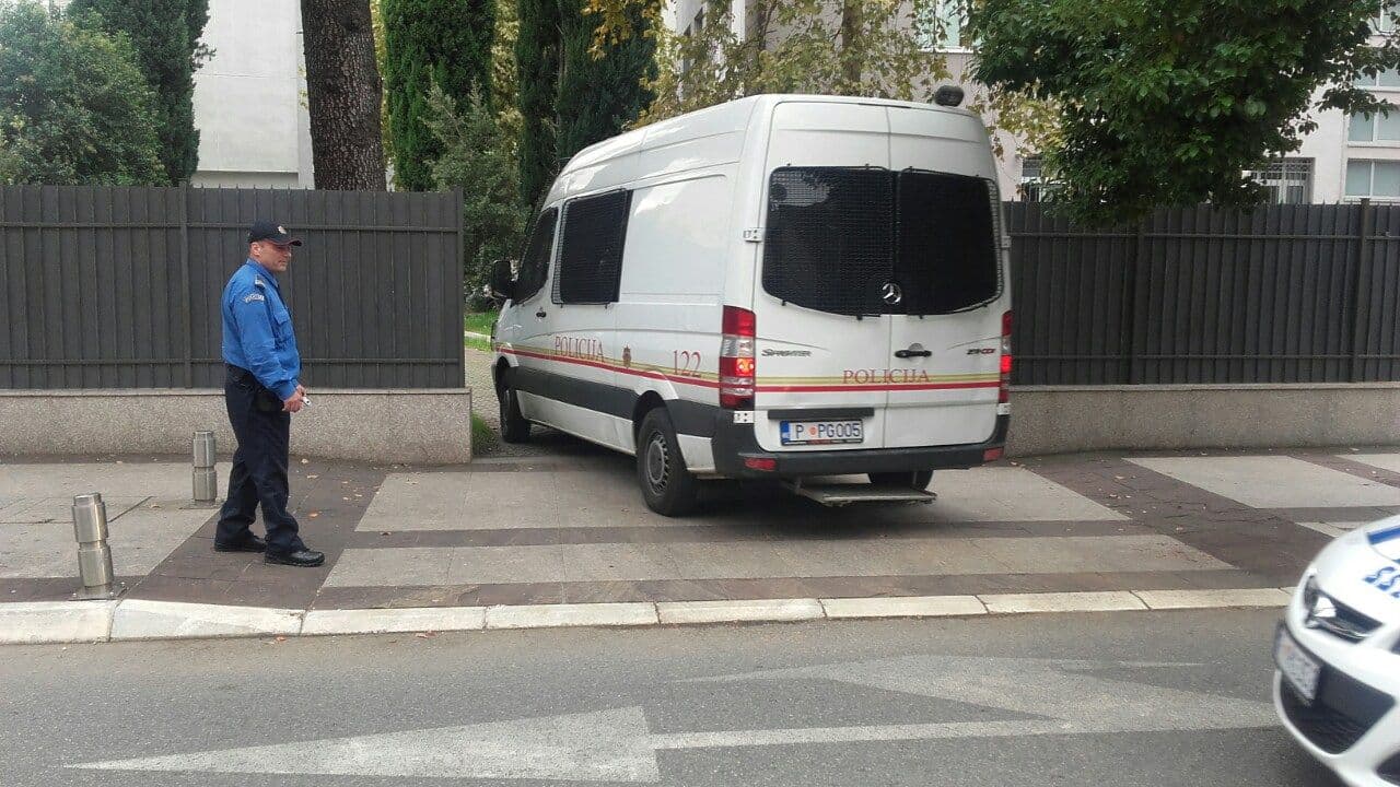 Advokat: Dikić štrajkuje glađu, tvrdi da je planirao da ide pod Ostrog Advokat: Dikić štrajkuje glađu, tvrdi da je planirao da ide pod Ostrog