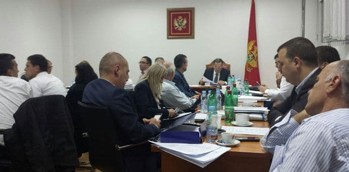 DIK: DPS 36 mandata, DF 18, "Ključ" 9, Demokrate 8, SDP 4... DIK: DPS 36 mandata, DF 18, "Ključ" 9, Demokrate 8, SDP 4...