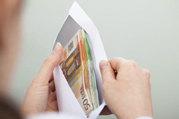 PROFESORKA IZ SPLITA: Bacila 2.000 eura mita kroz prozor PROFESORKA IZ SPLITA: Bacila 2.000 eura mita kroz prozor