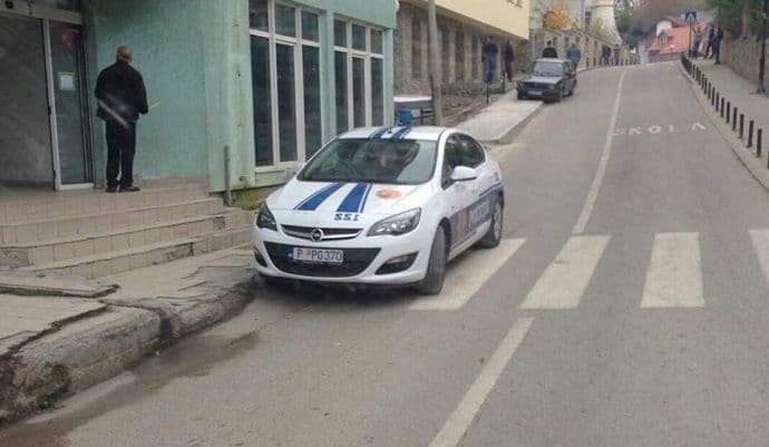 PG: Policija ne dozvoljava čovjeku u kolicima da prođe na pješačkom!(VIDEO) PG: Policija ne dozvoljava čovjeku u kolicima da prođe na pješačkom!(VIDEO)